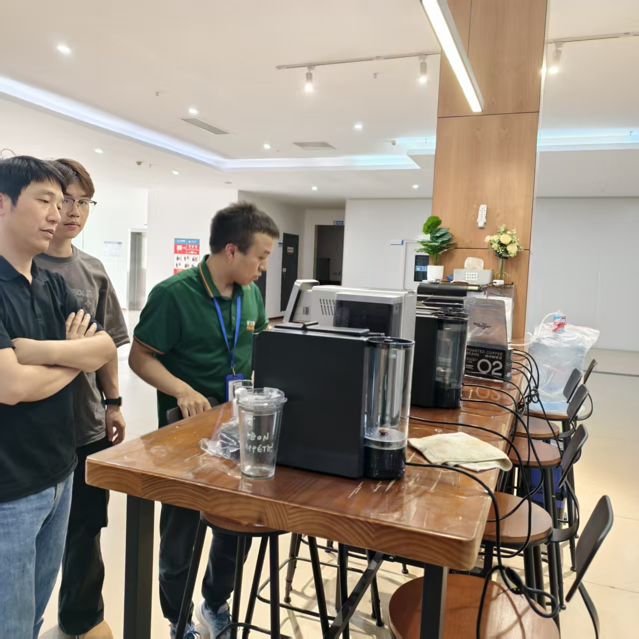 Aosom E-COMMERCE INC. General Manager na si Tang ay bumisita sa Seaver at Ininspeksyon ang Ganap na Awtomatikong Coffee Machine SV205 Aosom E-COMMERCE INC. General Manager na si Tang ay bumisita sa Seaver at Ininspeksyon ang Ganap na Awtomatikong Coffee Machine SV205
